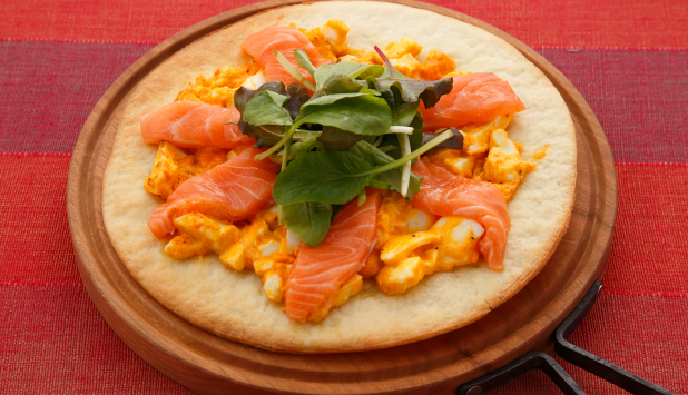 ノルウェーサーモンとタルタルソースのピザ