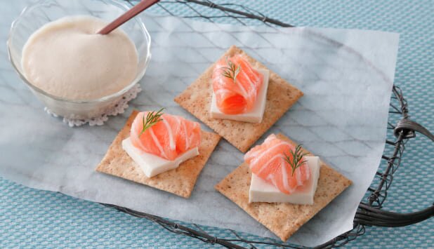 ノルウェーサーモンと豆腐のカナッペ　泡じょうゆ添え