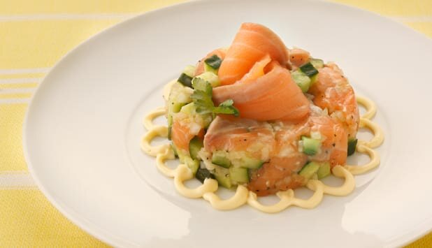 ノルウェーサーモンのタルタル 花びら仕立て