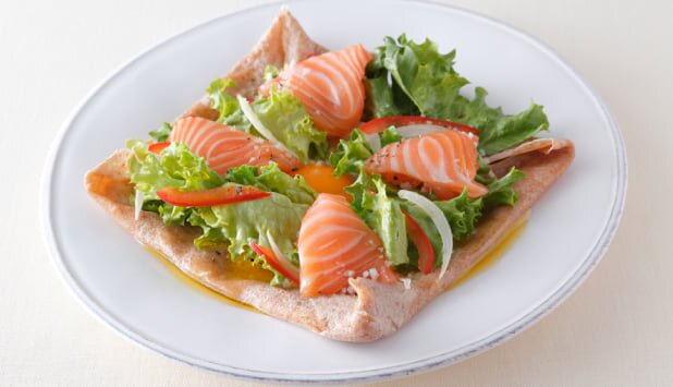 ノルウェーサーモンと全粒粉のガレット