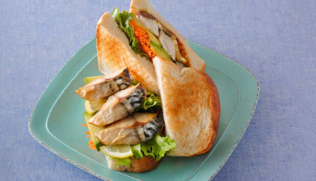 ノルウェー塩さばとアボカドのボリューミーサンド