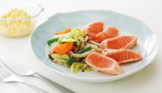 ノルウェーサーモンと温野菜のタルタルソース