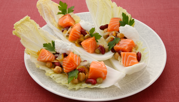 ノルウェーサーモンとミックスビーンズの白菜サラダ