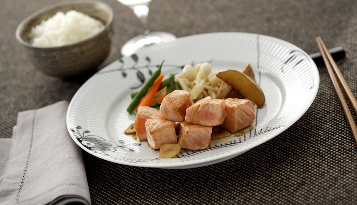 ノルウェーサーモンのサイコロステーキ・にんにくしょうゆソース