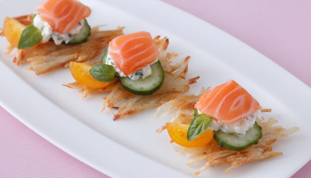 ノルウェーサーモンとカリカリポテトのクリームバジルのせ