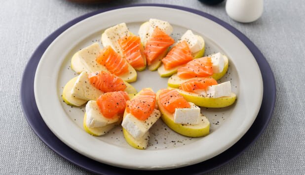ノルウェーサーモンとりんご・カマンベールのカナッペ
