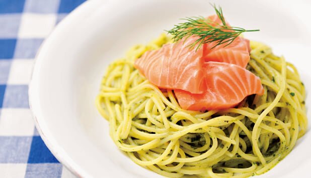 ジェノベーゼのパスタ　ノルウェーサーモンのせ