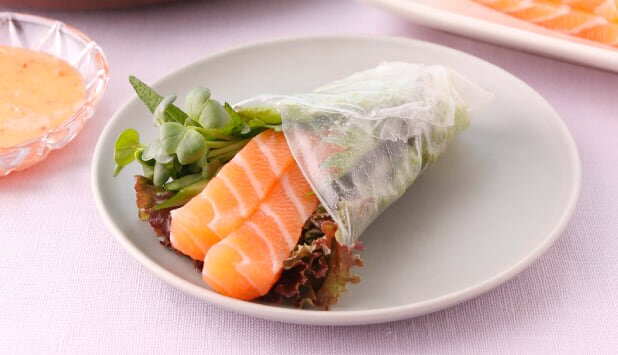 ノルウェーサーモンの手巻き生春巻き