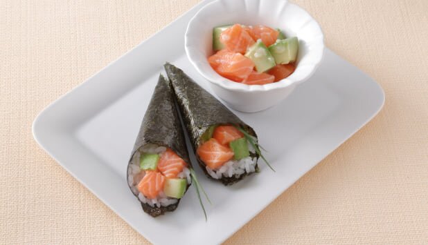 ノルウェーサーモンとアボカドのニンニク塩麹和え