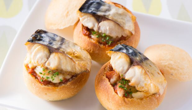 ノルウェー塩さばのトマトカレーチーズパン