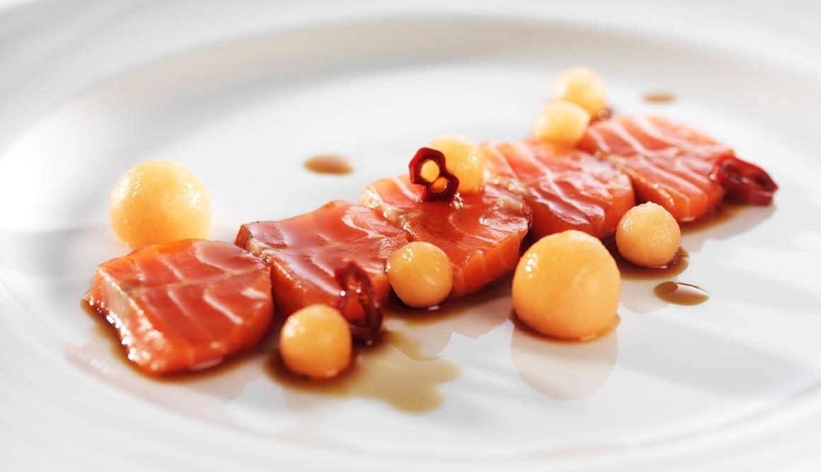 フィヨルドトラウトのお刺身、ポン酢風ソースがけ