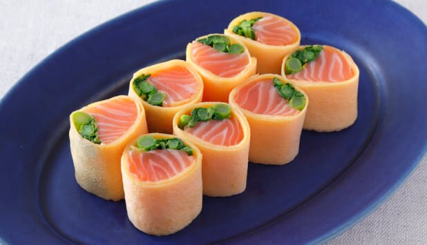 菜の花とノルウェーサーモンの卵巻き