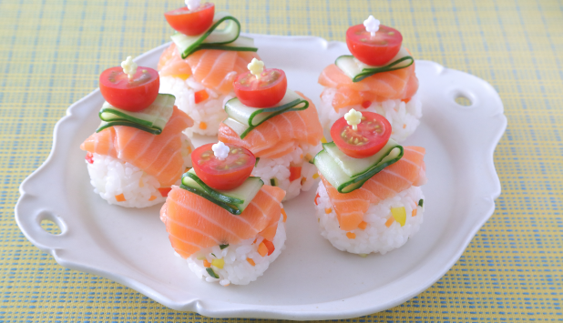 彩り野菜の混ぜ込み寿司のノルウェーサーモンのっけ