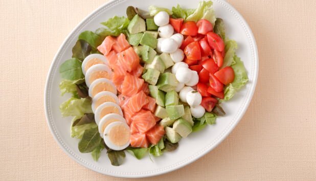 ノルウェーサーモンでコブサラダ 
