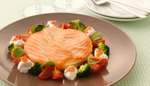 ノルウェーサーモンのパンケーキ サーモンクリーム添え