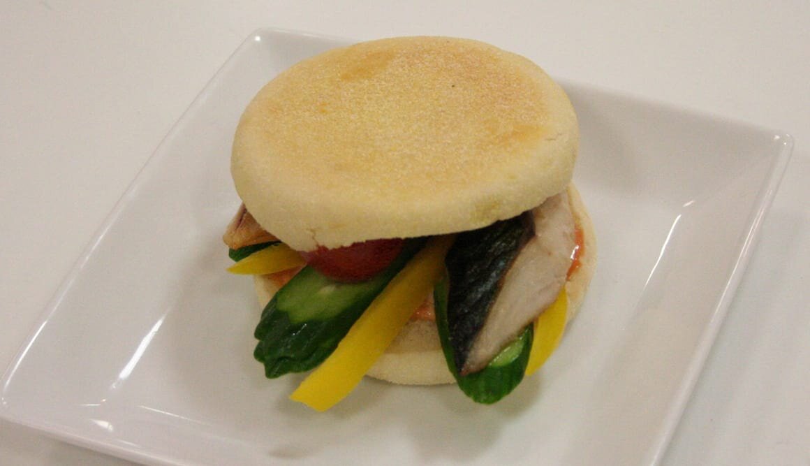 野菜たっぷりノルウェー塩さばサンド