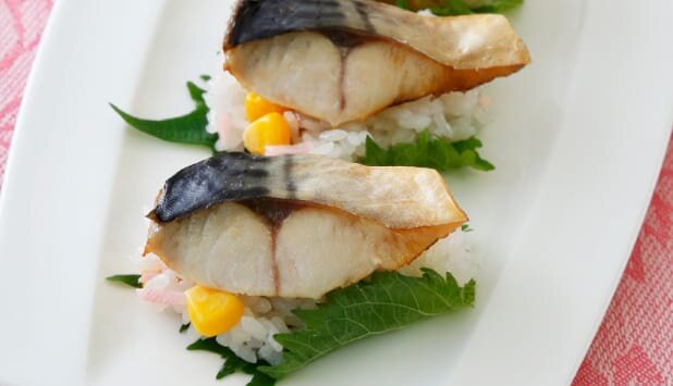 片手でパクリ♪ノルウェー塩さばのさっぱり寿司