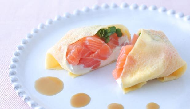 ノルウェーサーモンのタルタル・クレープ仕立て