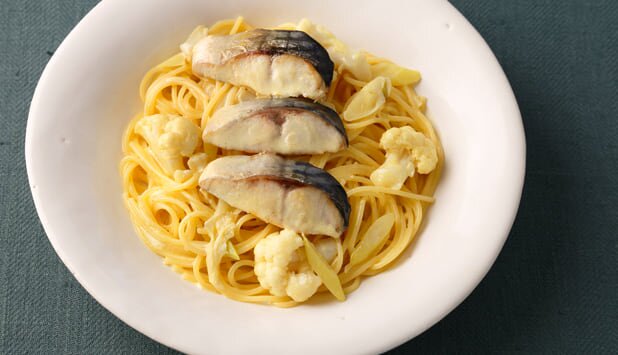 塩さばとカリフラワーのカレークリームパスタ