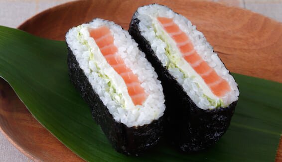 ノルウェーサーモンのおにぎらず