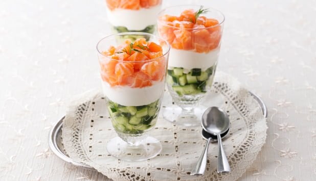 クリスマスカラーのノルウェーサーモンタルタルサラダ