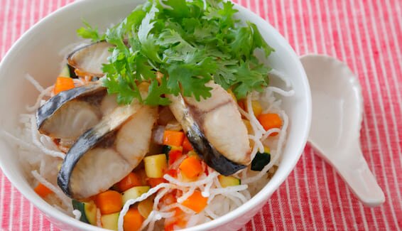 フライパンで簡単ノルウェー塩さばのアジアン丼