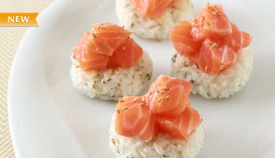 ノルウェーサーモンの塩ユッケを乗せたひとくち焼きおにぎり