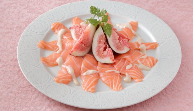 ノルウェーサーモンとイチジクのゴマソース