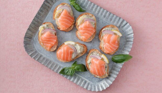 ノルウェーサーモンと大豆のブルスケッタ