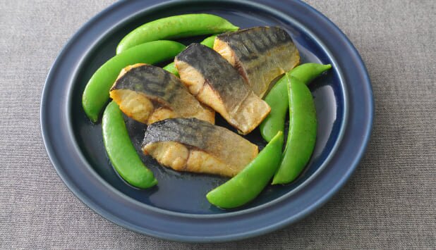 ノルウェー塩さばとスナップエンドウのカレー風味