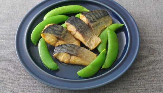 ノルウェー塩さばとスナップエンドウのカレー風味