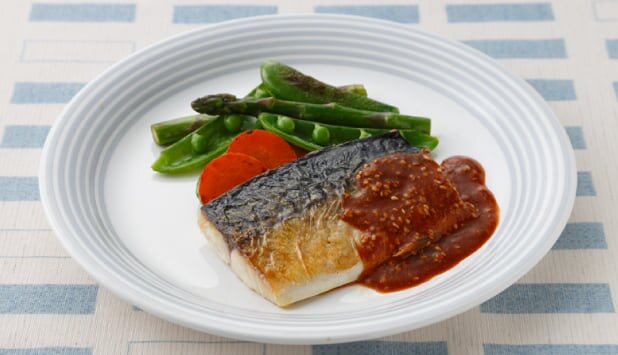 ノルウェー塩さばのステーキ 春野菜添え