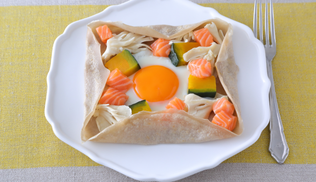 ノルウェーサーモンとカボチャと舞茸のそば粉ガレット