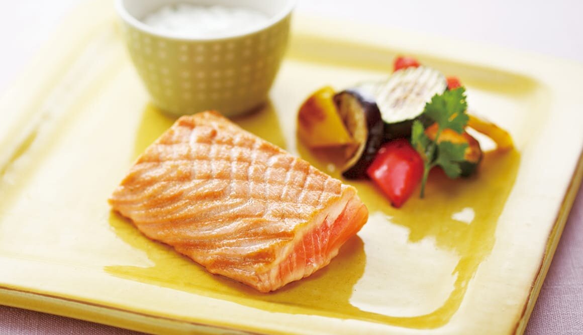 ノルウェーサーモンのレアステーキ サワークリームソース