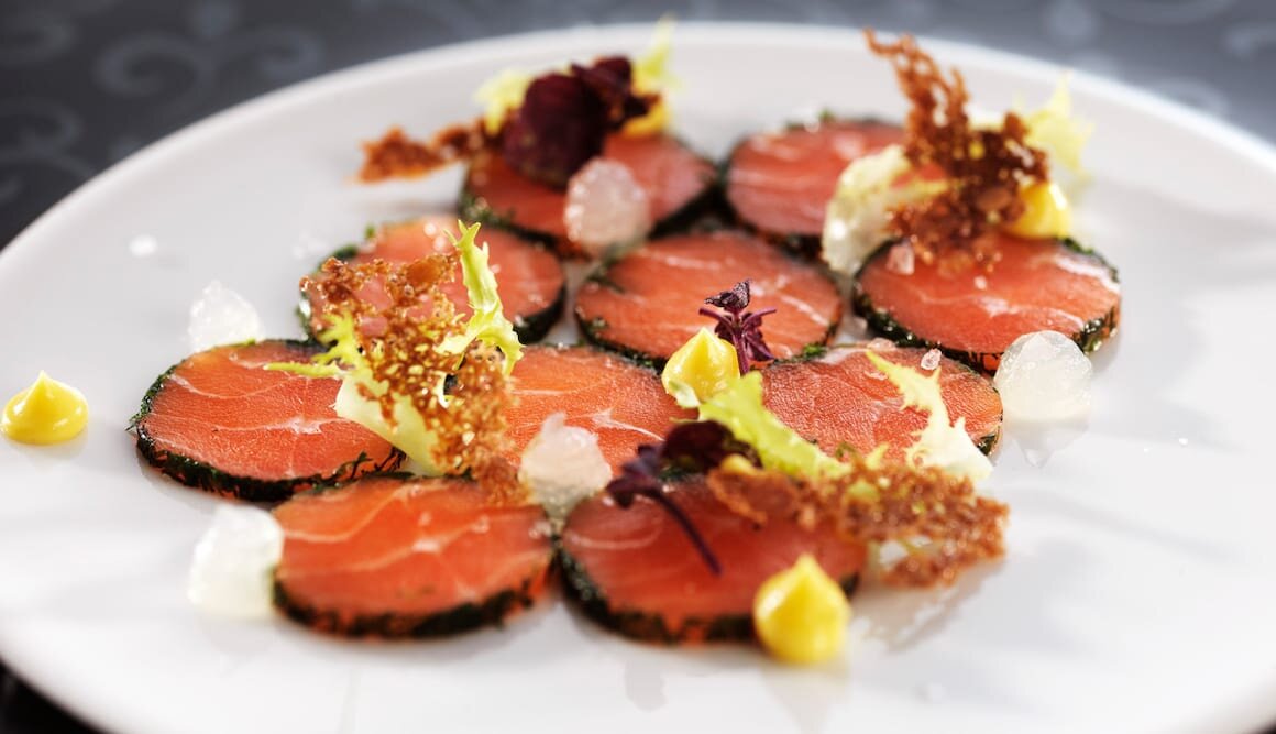 フィヨルドトラウトのカルパッチョ、 卵クリーム添え