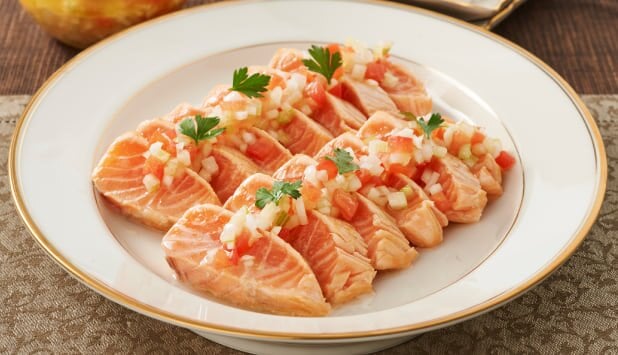 あぶりノルウェーサーモンのカリカリ野菜ソース