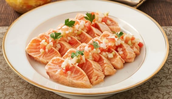 あぶりノルウェーサーモンのカリカリ野菜ソース