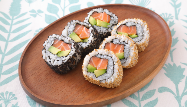 ノルウェーサーモンで裏巻き寿司