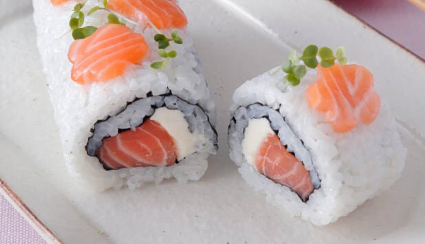 ノルウェーサーモンでお花巻きずし