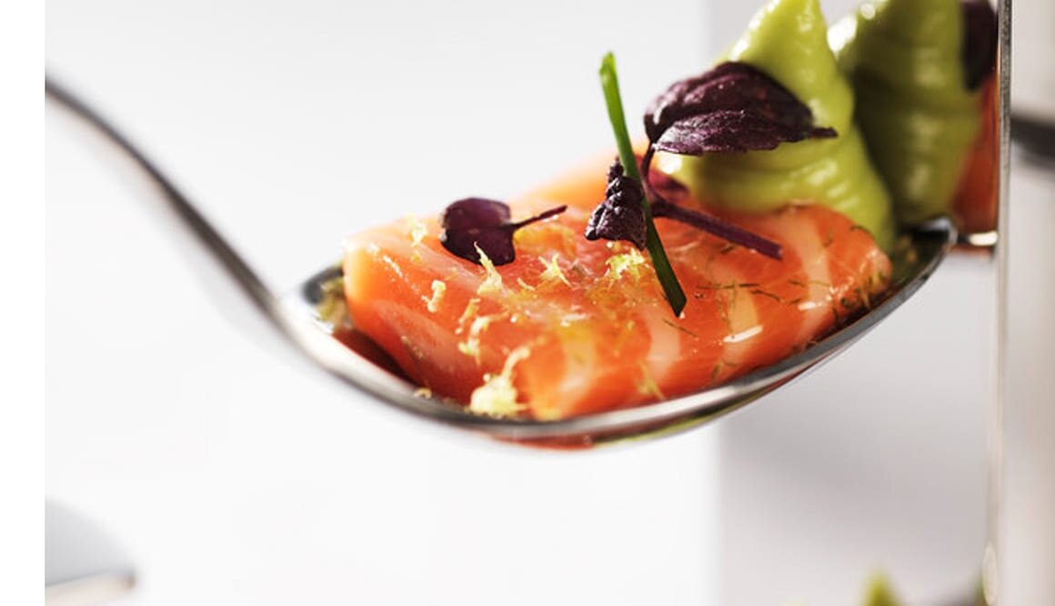 生フィヨルドトラウトのマリネ、 アボカドクリームがけ