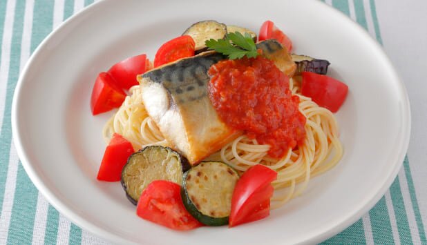 ノルウェー塩さばと夏野菜のパスタ