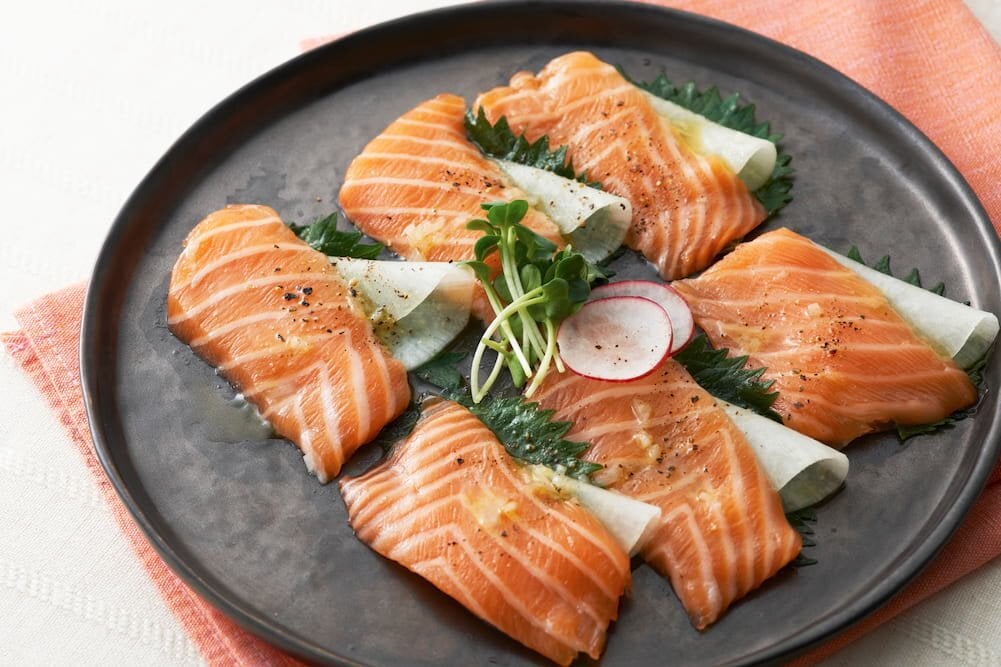 ノルウェーサーモンと薄切り大根のカルパッチョ