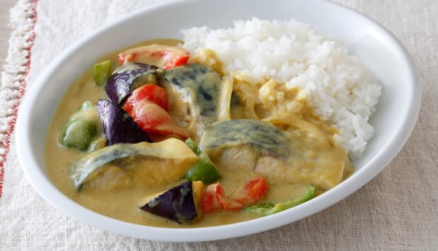 夏野菜とノルウェー塩さばのココナッツカレー