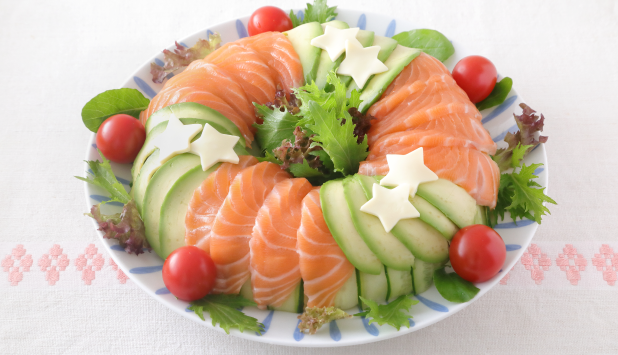 ノルウェーサーモンとアボカドのリース風サラダ寿司