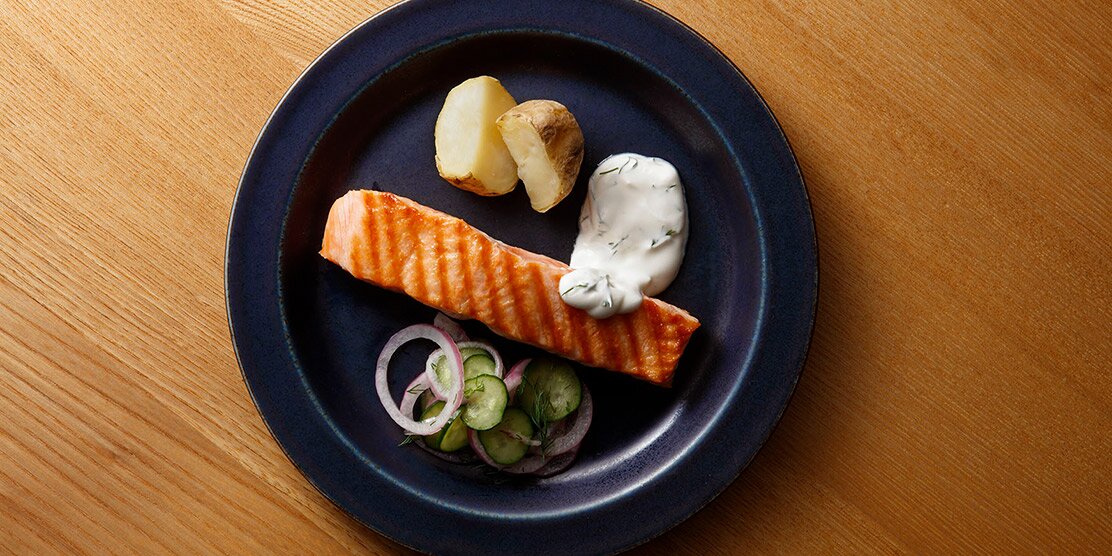 サーモンのグリル、きゅうりのサラダ