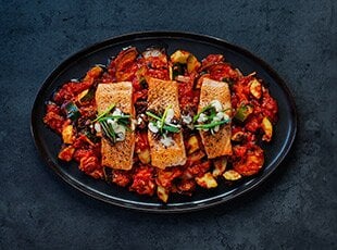 ノルウェー産サーモンのフライパン焼き、パルメザンクリーム添え 