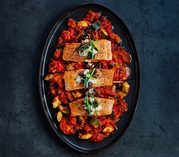 ノルウェー産サーモンのフライパン焼き、パルメザンクリーム添え 