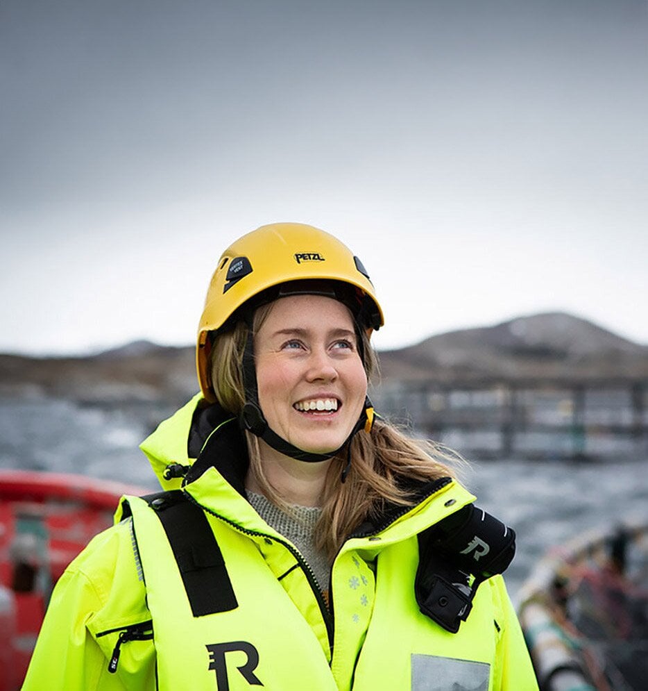 生け簀の傍らに立つザビーネ・フォスモ（Sabine Fossmo）